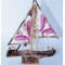 Un bateaux en bois avec un voile de mer rose 